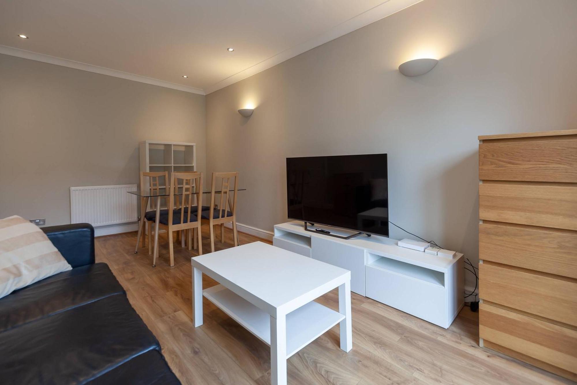 Spacious And Bright 2 Bed Tower Bridge Londra
